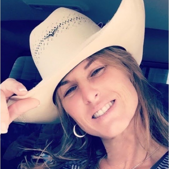 Meet your Posher, Sarah - Picture 1 of 5